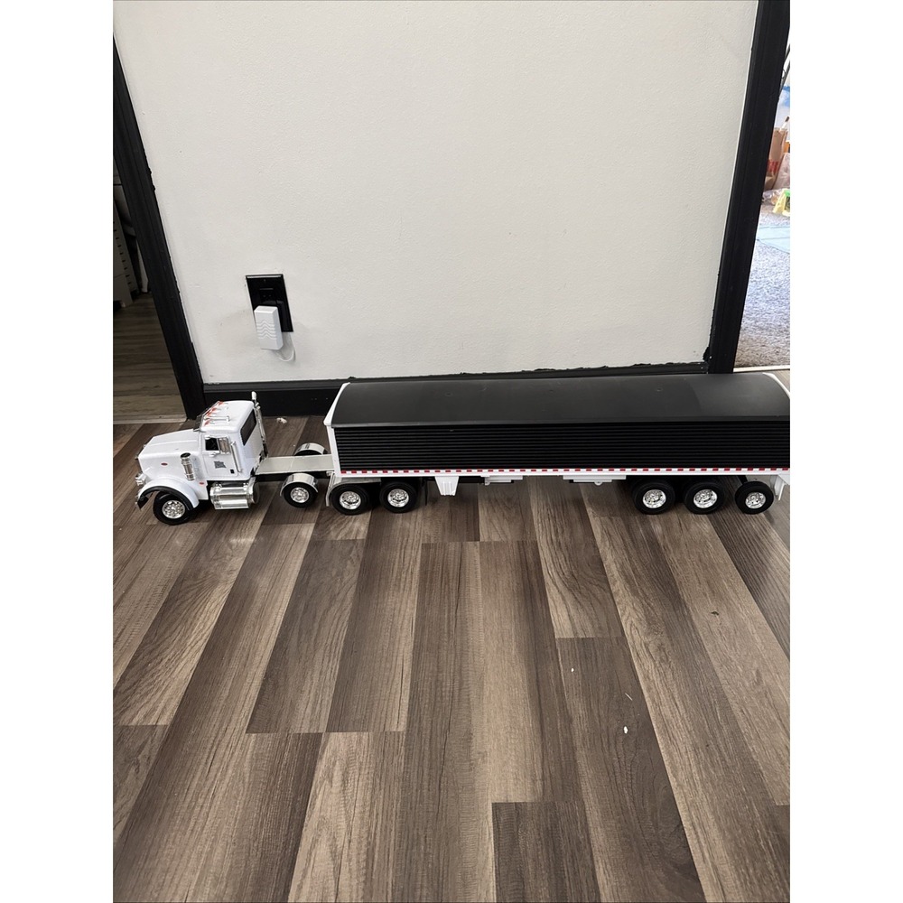 ERTL Big Farm Semi Hauler 18 Wheeler Truck w/ Trailer Toy 2013 Peterbilt
